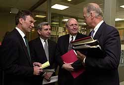 미국 민주당 상원의원들이 MD 체제에 관한 기자회견을 준비하고 있다