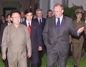북한 김정일 위원장이 3일 평양을 방문중인페르손 스웨덴 총리와 회담장으로 향하고 있다.