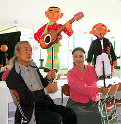 인형결혼식의 두 주인공  강승균씨(왼쪽)와 박양기씨