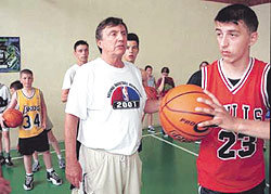 미국인 농구코치 돈 케이지(왼쪽)