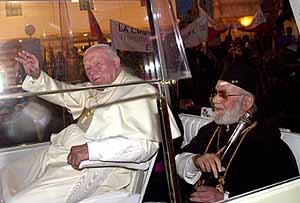 교황 요한 바오로2세(왼쪽)가 시민들의 환영에 답하고 있다
