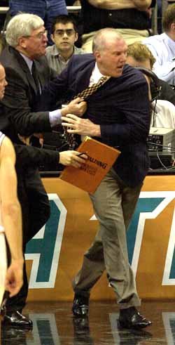 포포비치 감독이 심판판정에 강력하게 항의하고 있다.