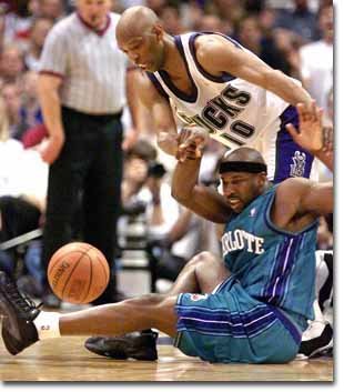 샘 카셀(뒤)이 넘어진 배런 데이비스가 놓친 루즈볼을 잡기위해 앞으로 뛰쳐나가고 있다.