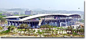 수원성의 성곽 이미지를 형상화해 견고하면서도 웅장한 자태를 뽐내는 수원월드컵경기장 전경.