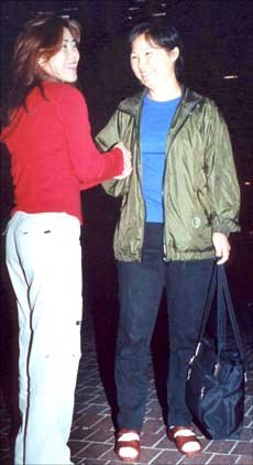 한인회 관계자를 만나 기뻐하고 있는김순희씨(오른쪽) [사진제공 한국일보]