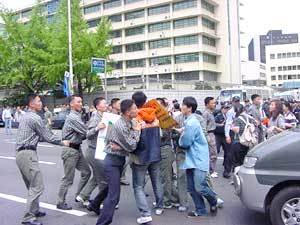 미대사관 앞으로 가기위해 도로로 뛰어든 대책위 회원들