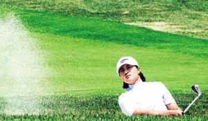 박세리가 멋진 샷으로 벙커를 빠져나오고 있다.