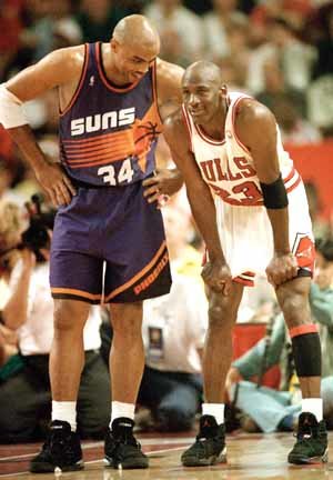'시끄럽다,고마해라' 1993년 6월 19일 NBA 파이널 5차전 경기막판 바클리와 조던이 정담을 나누고 있다.