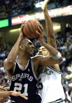 팀 던컨(왼쪽)이 주완 하워드의 마크를 똟고 바스켓으로 접근하고 있다.