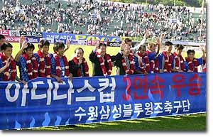 아디다스컵 프로축구 결승전에서 부산  아이콘스를 누르고 우승을 차지한 수원 삼성선수단이 승리를 자축하고 있다.[연합]