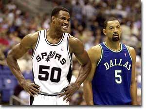 환한 표정의 샌안토니오 로빈슨과 침울한 댈러스의  하워드의 얼굴에서 두팀의 운명을 읽을 수 있다..