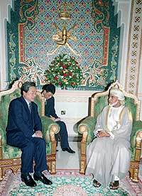 이한동 총리가 14일(현지시간)오만 카부스국왕을 예방하고 있다.