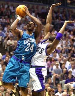 매쉬번(오른쪽)이 3쿼터에서 팀 토마스의 밀착마크를 뚫고 슛을 시도하고 있다.