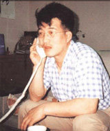 주한승씨가 11일 전화상봉을 하고 있다.