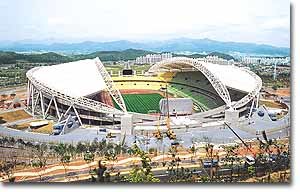 대구월드컵경기장이 웅장한 자태를 드러냈다. 좌석수 6만5857석의 이 경기장은 국내 10개 경기장 중 최대 규모를 자랑한다.[연합]