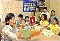 이은정씨(왼쪽 끝)가 자신의 자녀와 그 친구들에게 미국에서 습득한 영어 읽는 법을 가르치고 있다.