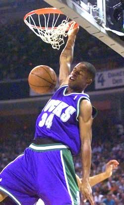 앨런이 1쿼터에서 호쾌한 슬램덩크를 터트린 뒤 림에 메달려있다.