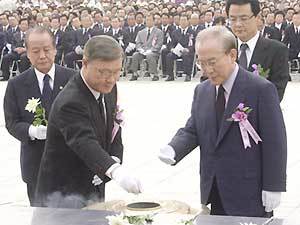 김대표와 이총재가 18일 광주5·18묘역서 헌화와 분향을 하고 있다.