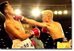 WBC슈퍼플라이급 세계타이틀 매치에서 한국의 조인주(왼쪽)가 북한의 조총련소속 홍창수에게 5회45초 만에 KO패 당했다.