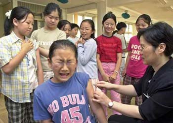 서울 여의도초등학교 학생들이 교내 강당에서 예방주사를 맞고 있다.