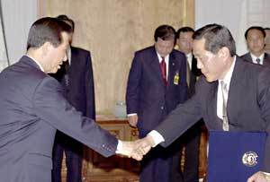 김대통령이 21일 청와대서 안동수 신임법무부장관에게 임명장을 수여하고 있다.