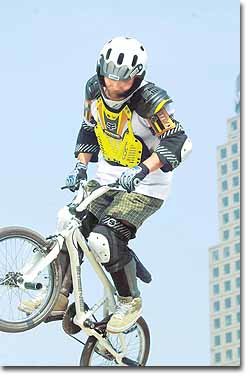 BMX 마니아 맹광석씨가 엑스게임 스프링대회에서 '베이직 에어' 묘기를 선보이고 있다.[변영욱기자]