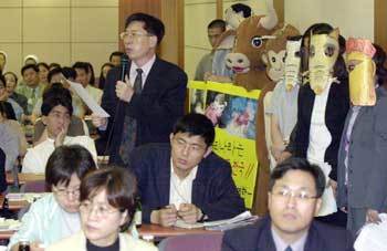 동물보호단체 회원들이 동물가면을 쓰고 침묵시위를 벌이고 있다.