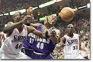 필라델피아의 타이론 힐(왼쪽)과 밀워키의 어빈 존스가 루즈볼 다툼을 하고있다.[AP]