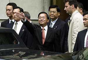 뉴욕박물관앞에서천수이볜대만총통(가운데)