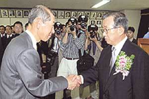 최경원 신임 법무장관(오른쪽)신승남 검찰청장 내정자의 인사를 받고 있다