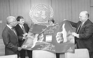 코피 아냔 유엔총장(왼쪽)국제사면위원회 관계자들과 함께 사형유예포스터를 살펴보고 있다