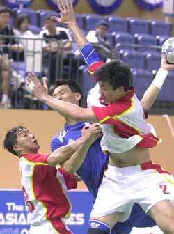한국의 주포 윤경신이 중국선수들의 육탄방어를 뚫고 슛을 시도하고 있다.