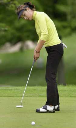 박지은이 버디퍼팅을 한후 공의 굴러가는 방향을 지켜보고 있다.[AP]