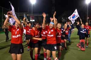 우승을 확정지은 한국 선수들이 태극기를 휘날리며 기쁨을 만끽하고 있다.[AP]