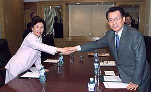 한승수외교통상부장관(오른쪽)이 다나카 마키코 일본외상과 만나 악수하고 있다