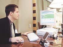 한 외국인 관광객이 호텔 객실에서 TBIS로 인터넷을 하며 관관정보를 살펴보고 있다.