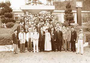 대학관계자와 농민들이 충남 금산군 폐교에서 기념찰영을 하고 있다