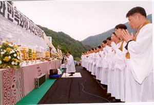 원혼들의 안식을 기원하는 원불교의식이 진행되고 있다