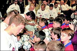 “아저씨 사인해주세요”