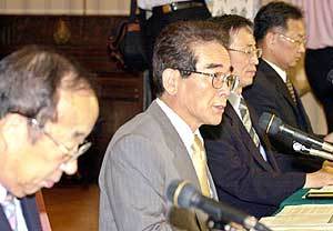 진념 부총리 겸 재정경제부장관이 올해 세제개편안과중장기 세제개펴 방향을 설명하고 있다