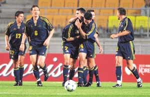 호주선수들이 멕시코전 후반 승부에 쐐기를 박는 두번째 골을 성공시킨뒤 자축하고 있다.