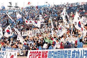 '한국-일본 양국의 우정과 화합을 과시한 합동응원 모습'