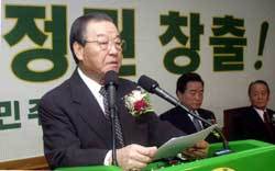 JP는 31일 창당6주년 기념식 인사말을 통해 내각제 문제를 다시 거론했다.[연합]