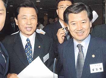 민주당 정동영 최고위원(오른쪽)과 정균환 총재특보단장이 워크숍에서 만나 기자들 앞에서 웃고 있다