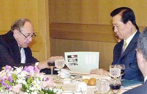 김대통령이 7일 앨빈 토플러 박사와 오찬을 하면서 한국의 정보화에 대해 조언을 듣고 있다.