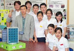 낙생고 발명부 3학년 학생들과서재흥 교사(왼쪽서 두번째)