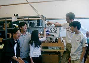 서굿마셜고 학생들이 과학시간에 만든로봇 작품을 점검하고 있다.