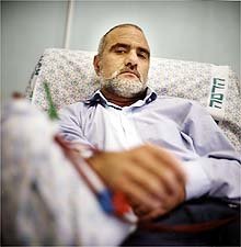 콩팥에 이상이 있는 이스라엘인 타티씨는 약1억6천만원을 주고 터키서 수술을 받았다