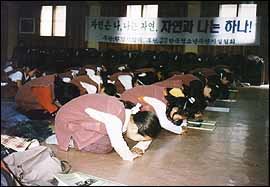 학생들이 예절서당에서절하는 법을 배우고 있다.