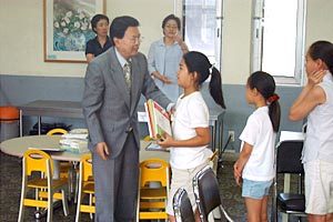 과학책을 받고 기뻐하는 대성동 초등학교 학생들.